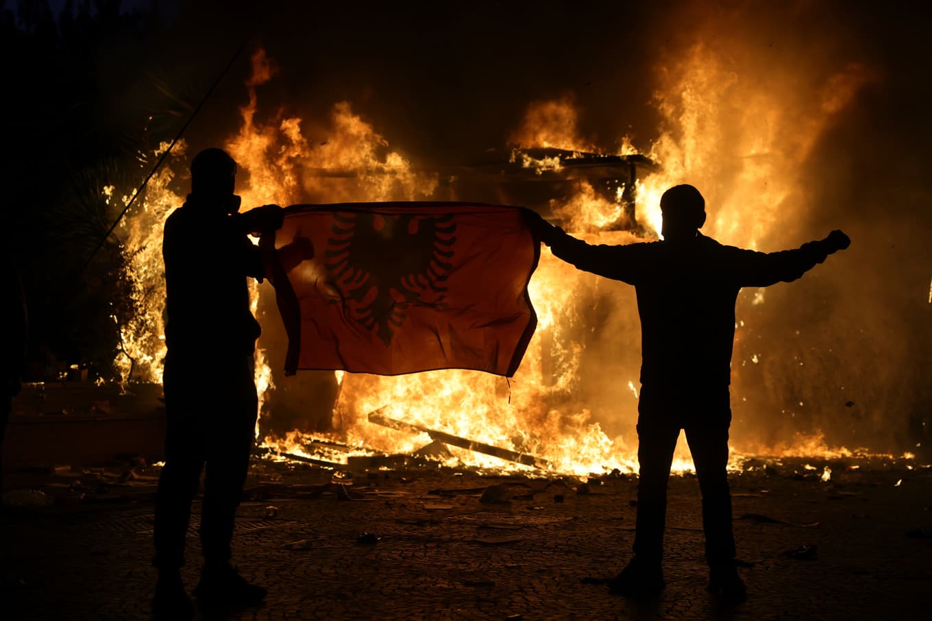 Studentprotester i Albaniens huvudstad Tirana på torsdagen, då bland annat en tobaksaffär antändes. Foto: Hameraldi Agolli/AP/TT