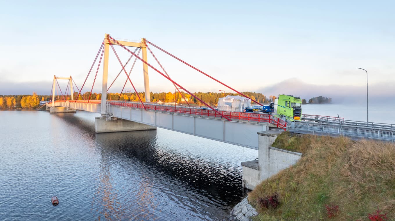 Strömsundsbron längs E45 har varit helt avstängd efter en olycka med en tung transport. Nu har lastbilen flyttats. Foto: Sten Strömgren/TT