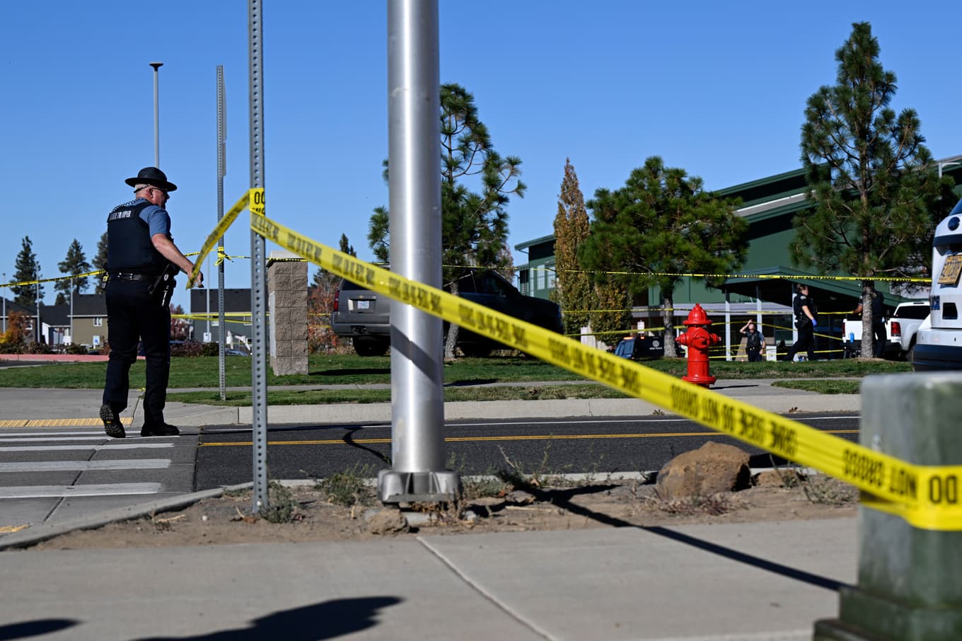 Polisavspärrningar utanför den drabbade skolan i Oregon. Foto: Joe Kline/AP/TT