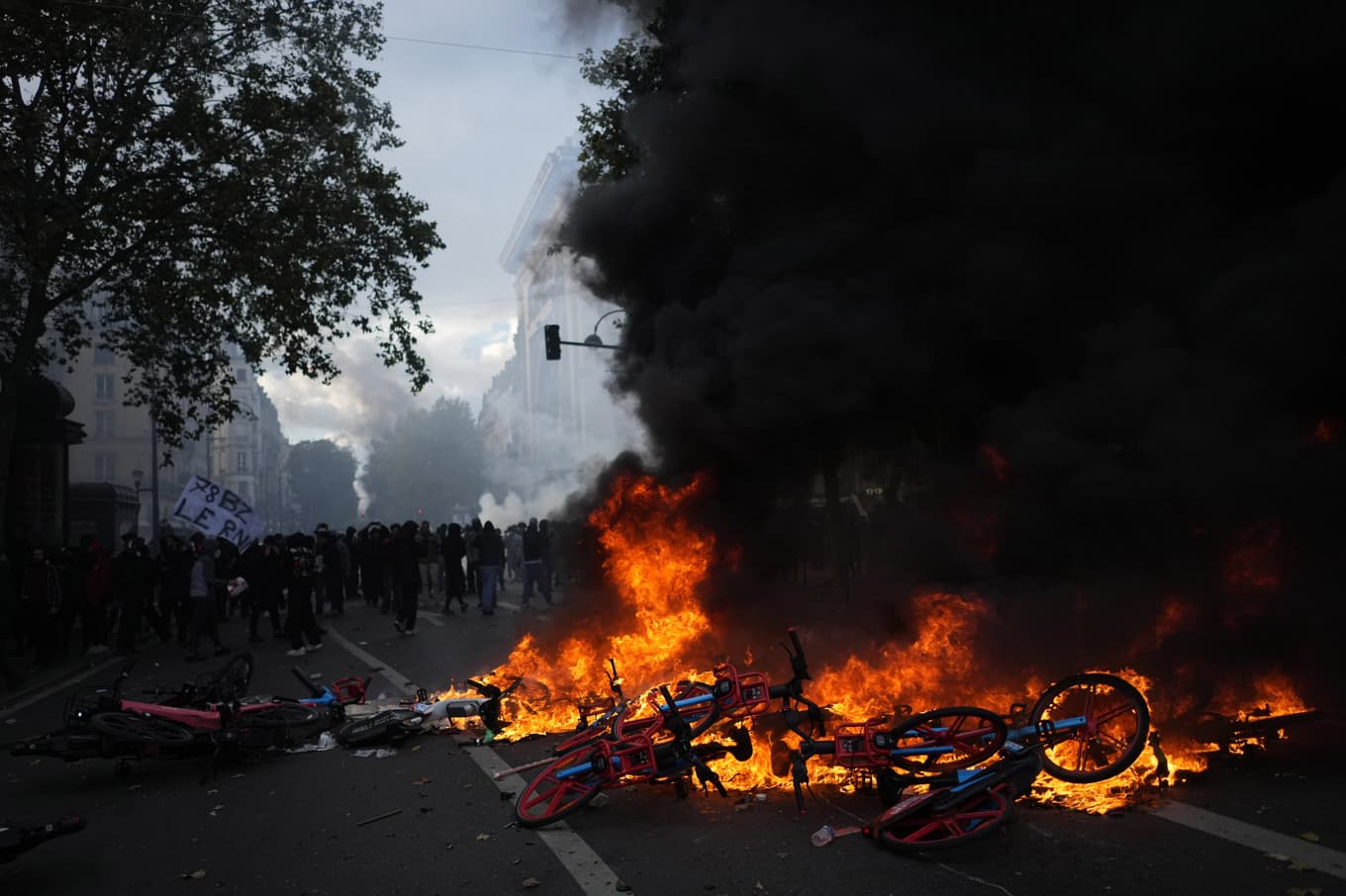 Förstörelse i Paris i samband med lördagens protester. Foto: Thibault Camus/AP/TT