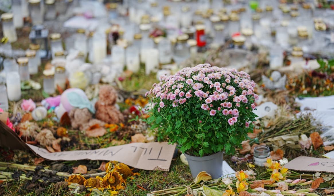 Ljus och blommor vid Brinellskolan efter dådet. Arkivbild. Foto: Magnus Lejhall/TT