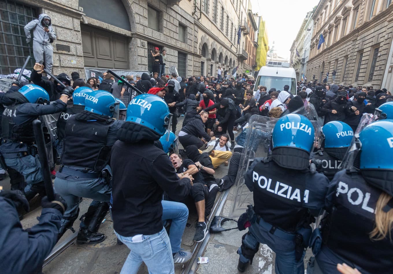 Demonstranter och polisen drabbar samman i Milano. Foto: Stefano Porta/AP/TT