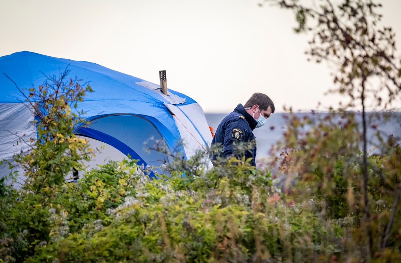 Avspärrningar kring tältet där männen greps i lördags. Foto: Johan Nilsson / TT