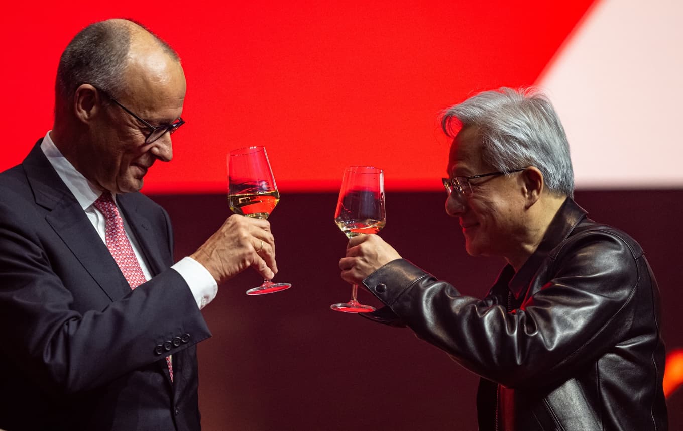 ”Prost!". Förbundskansler Friedrich Merz, till vänster, skålar med Nvidias vd Jensen Huang under en investerarkonferens i Berlin. Foto: Fabian Sommer/AP/TT