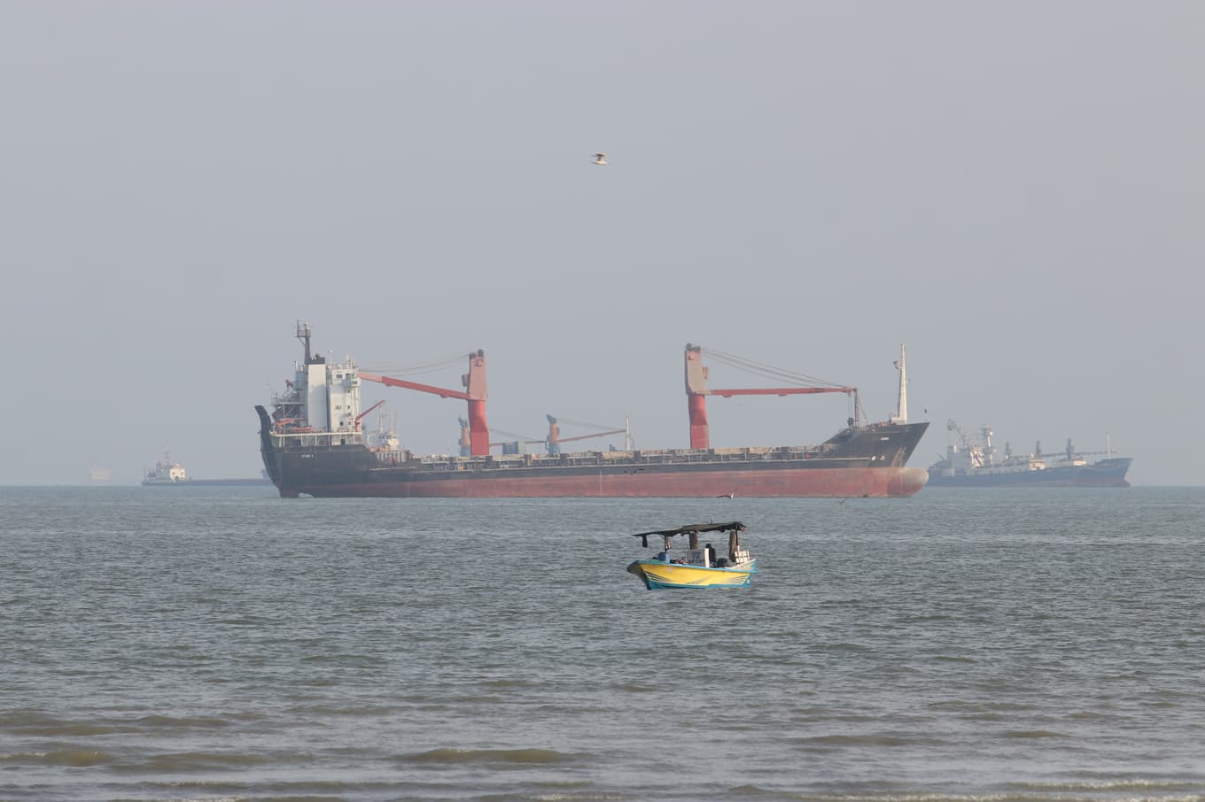 Fraktfartyg ligger för ankar vid Bandar Abbas i Iran. Bild från tidigare i oktober. Foto: Razieh Poudat/Isna via AP/TT