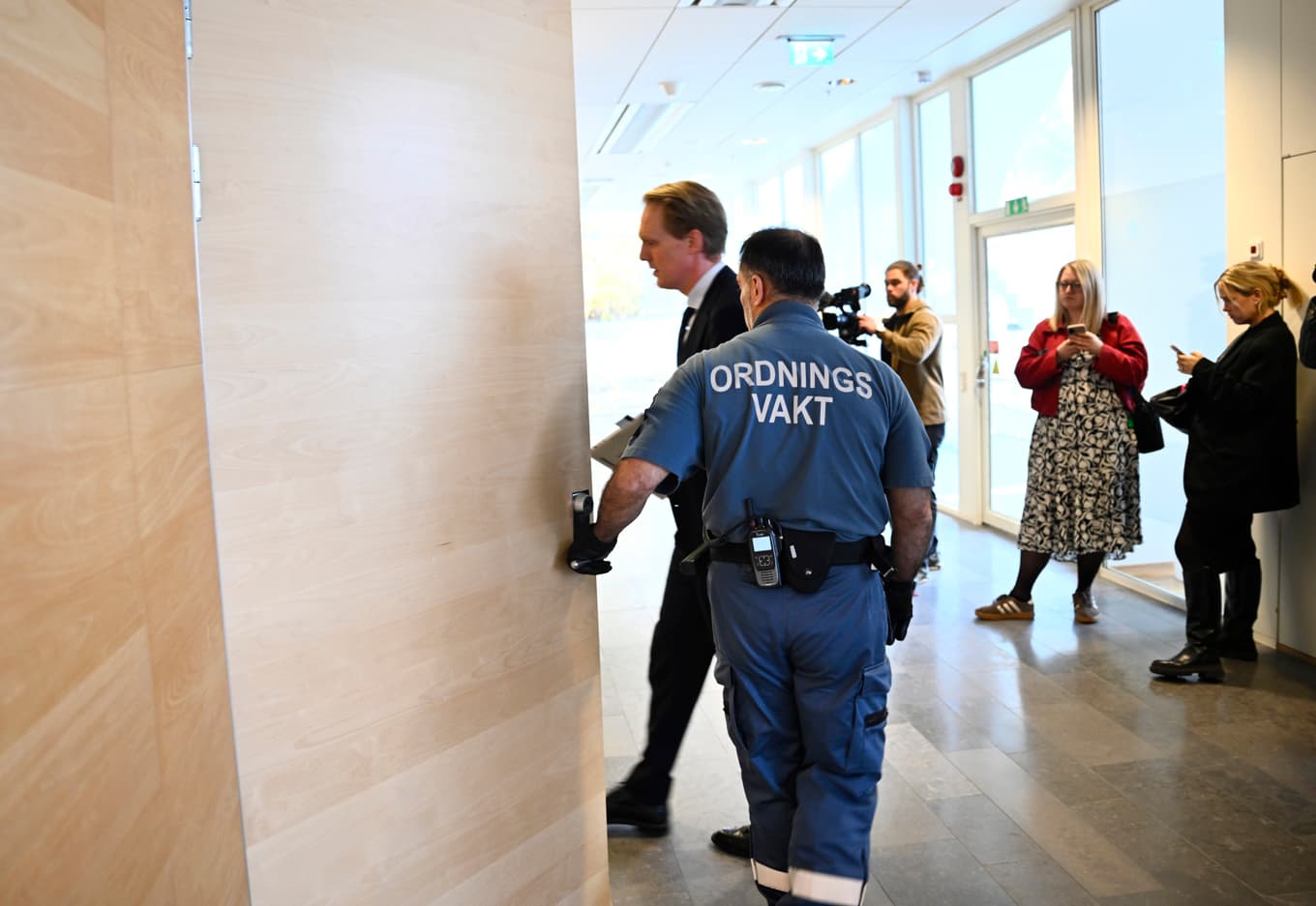 Åklagare Lukas Tigerstrand går in rättssalen för häktningsförhandlingarna mot två ytterligare misstänkta efter mordet på en 24-årig kvinna i Älvsjö. Foto: Fredrik Sandberg/TT