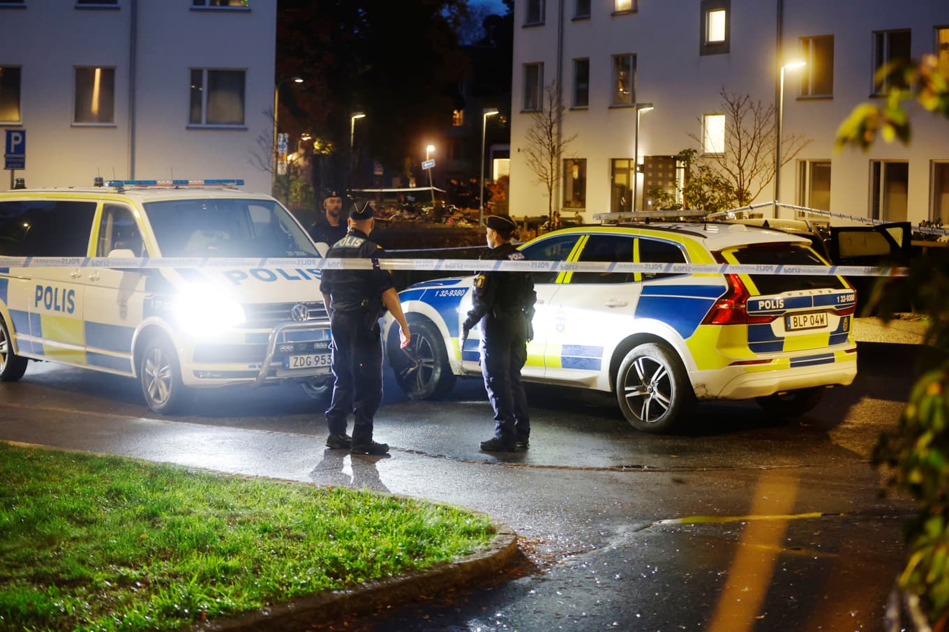 Polis och polisens avspärrningar efter att en person skjutits i Bagarmossen i södra Stockholm på fredagseftermiddagen. Foto: Nicklas Thegerström/TT
