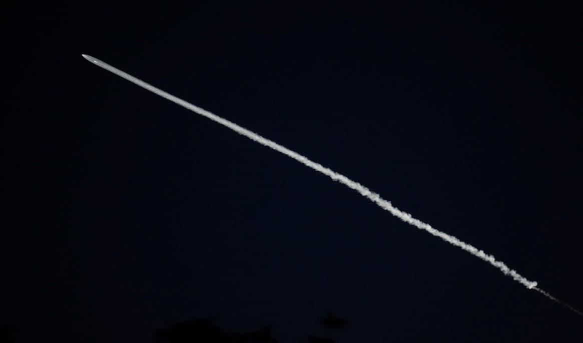 En Space X-raket med en Starlink-satellit som sköts upp under sommaren 2026. Arkivbild. Foto: Damian Dovarganes/AP/TT