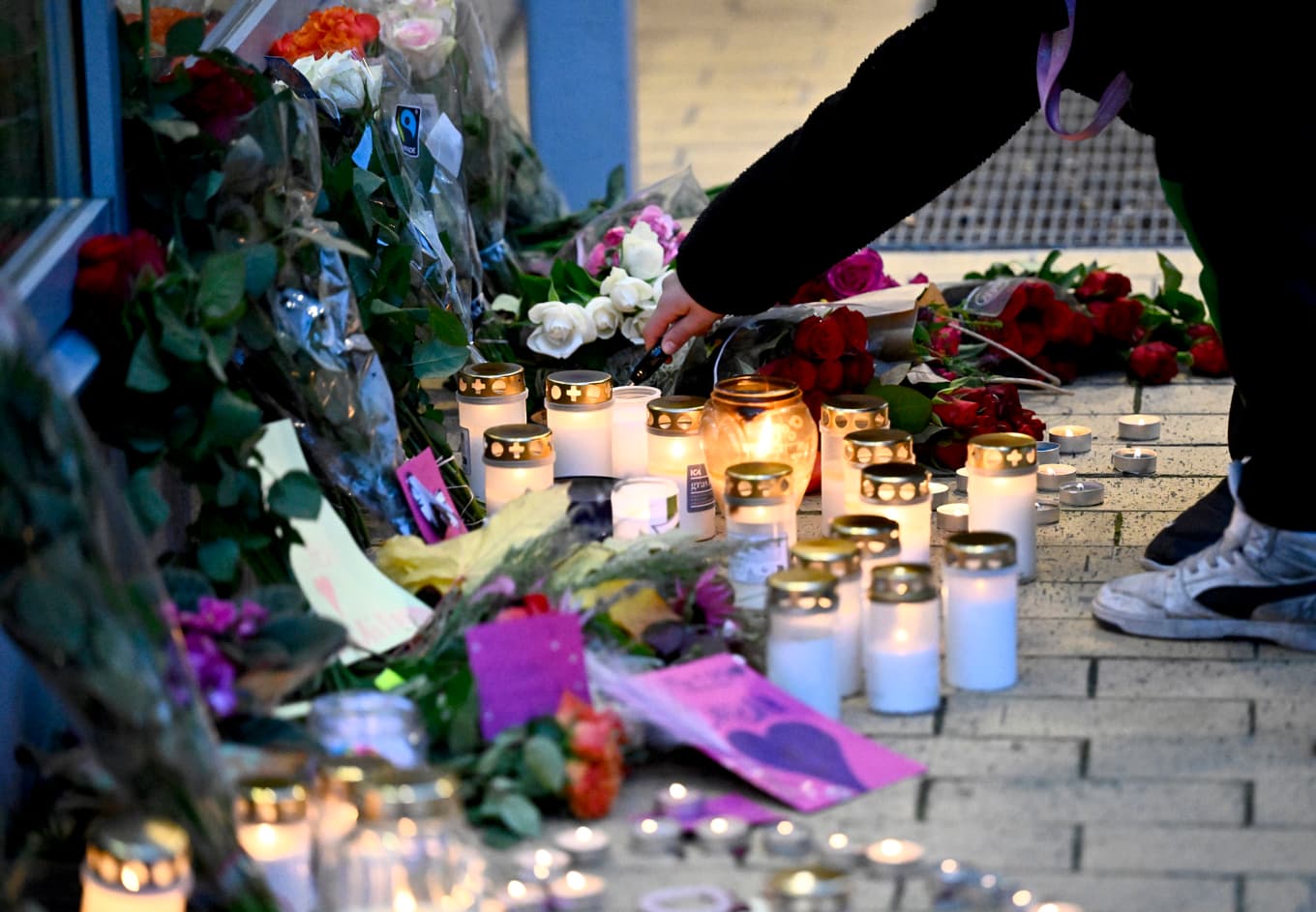En minnesplats har vuxit fram utanför idrottsanläggningen i Älvsjö i södra Stockholm. Foto: Fredrik Sandberg/TT