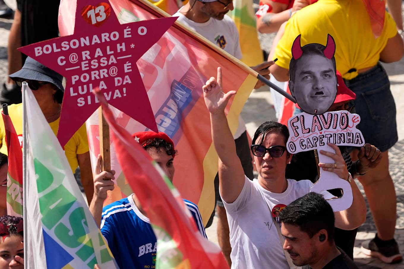 Kampanjer för de båda presidentkandidaterna hölls i Brasilien på lördagen. Här ett möte till stöd för Brasiliens president Lula da Silva som kandiderar för omval. Foto: Silvia Izquierdo/AP/TT