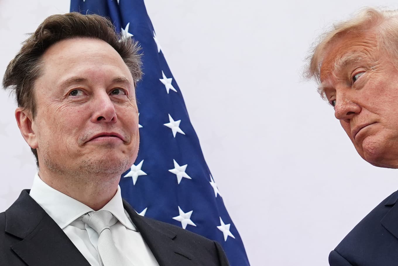 Techmiljardären Elon Musk säger att USA:s styre, som har president Donald Trump i spetsen, kontrollerar vad som händer med Starshield. Bild från tidigare i oktober. Foto: Julia Demaree Nikhinson/AP/TT