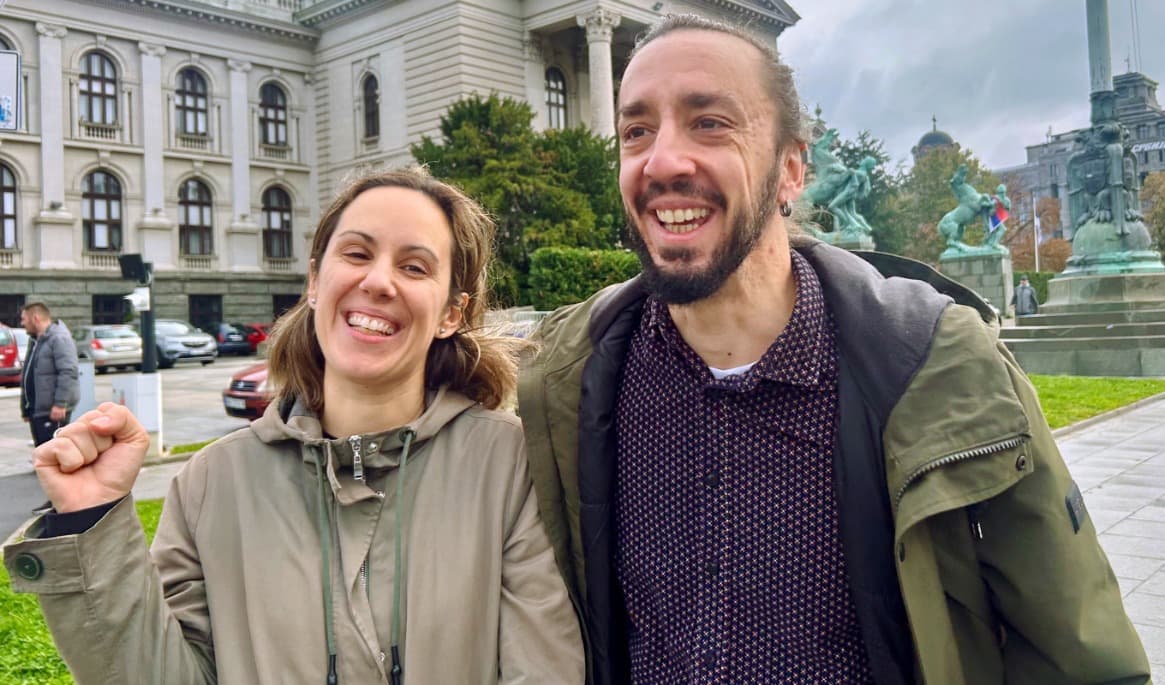 Nikola och Tamara Zivkovic framför parlamentsbyggnaden i Belgrad, fortfarande i chock efter att Studentlistan besegrat Aleksandar Vucic och det nationalistiska partiet SNS. Foto: Elin Swedenmark/TT
