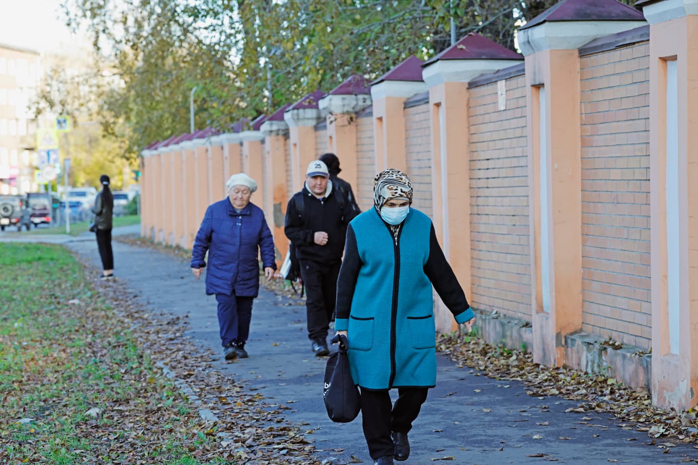 Invånare i Irkutsk går förbi pestforskningsinstitutet där den forskare som dog av en okänd form av lunginflammation arbetade. Foto: Tatyana Makeyeva/AFP via Getty Images