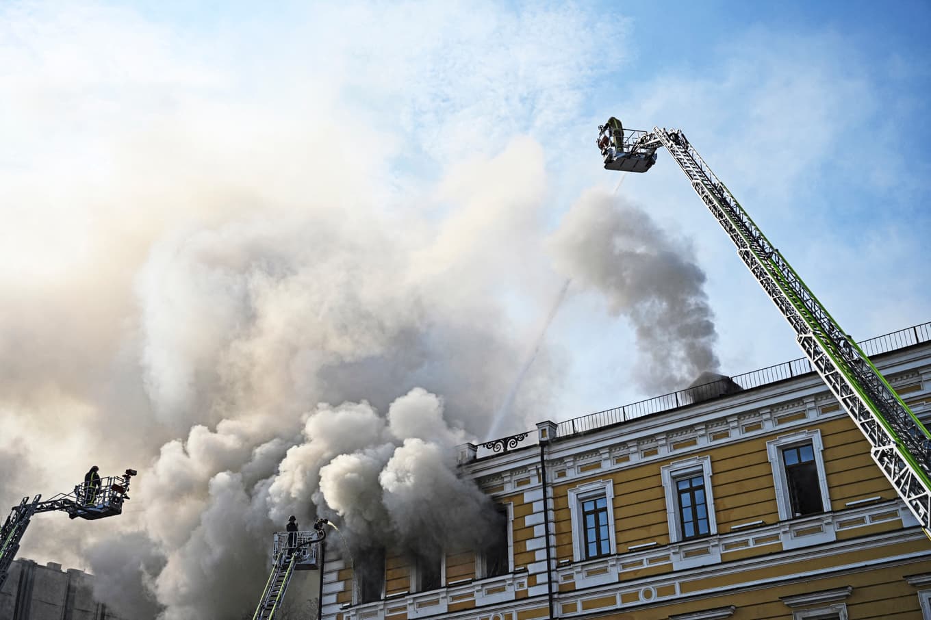 Räddningstjänst i Kiev bekämpar elden i ett större hus efter en drönarattack. Foto: Genya Savilov, Getty Images