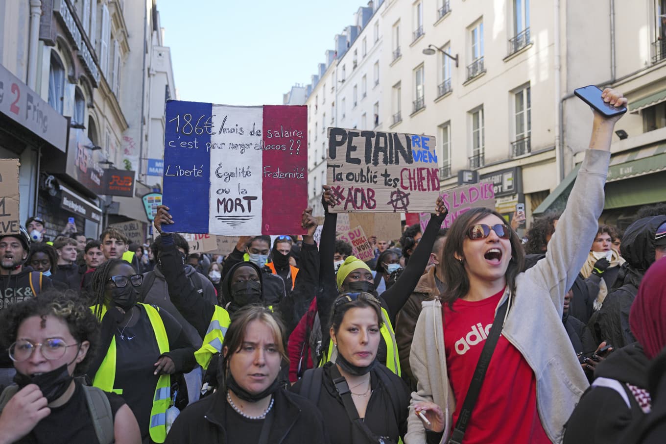 I Frankrike anslöt sig proteströrelsen Gula västarna till studentdemonstrationerna. Foto: Carl Court/Getty Images