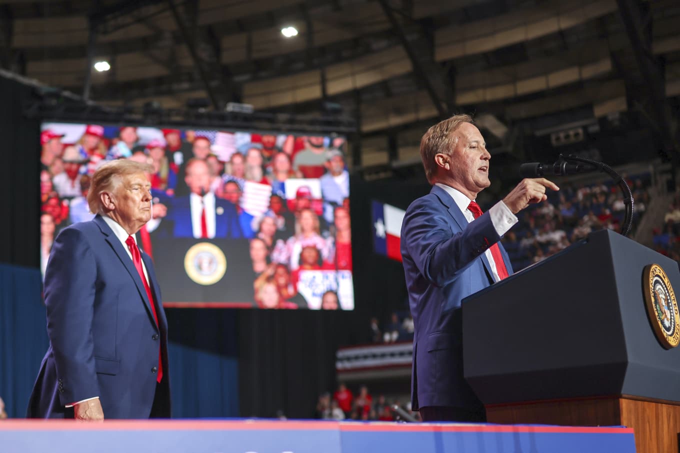 President Donald Trump kampanjar hårt för republikanska kandidater i årets mellanårsval. Hur många väljare han kan få till valurnorna som annars skulle stanna hemma kan avgöra valet. Foto: Win McNamee/Getty Image 2026