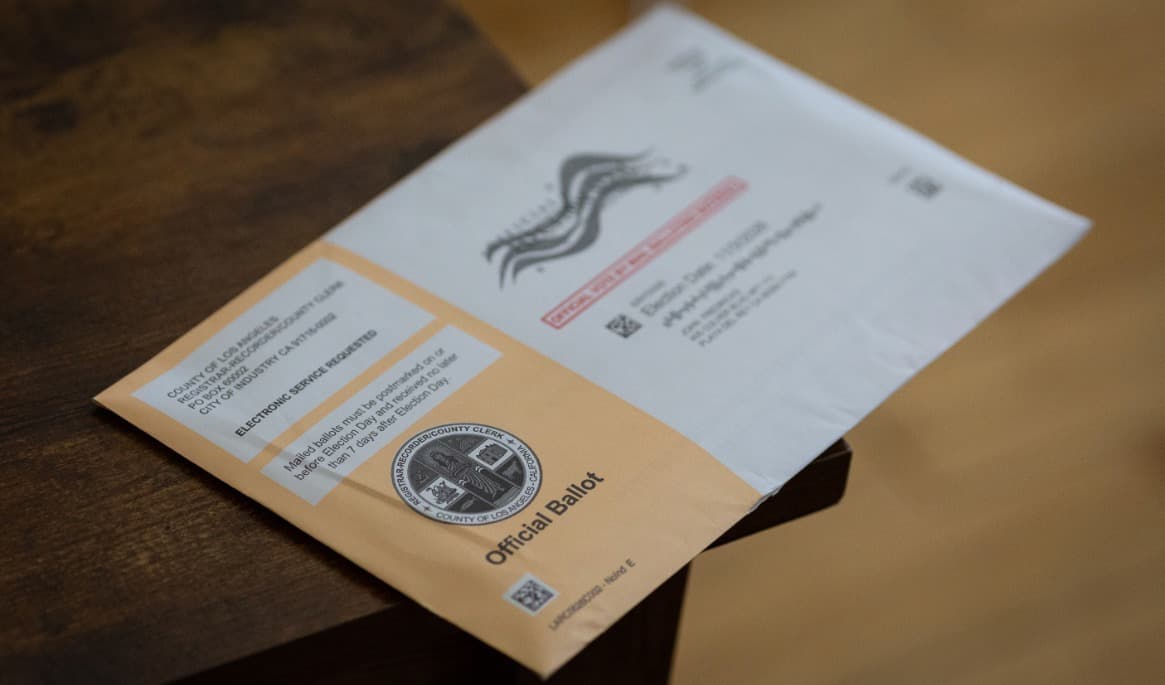 Valsedel för poströstning som skickas ut till registrerade väljare i Kalifornien. Man registeras automatiskt som väljare om man exempelvis ansöker om körkort. Foto: John Fredricks