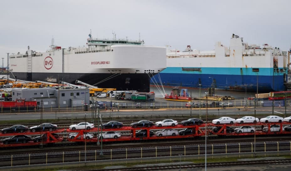 Biltransportfartyget BYD Explorer No. 1 ligger förtöjt vid BLG:s bilterminal i Bremerhaven i Tyskland den 26 februari 2024. Fartyget är chartrat av BYD och levererar omkring 3 000 bilar vid sitt första anlöp till Tysklands viktigaste bilhamn. Foto: Focke Strangmann/AFP via Getty Images.