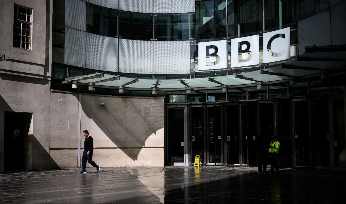 På bilden ser man huvudingången till public service-bolaget BBC i London. Foto: Leon Neal/Getty Images