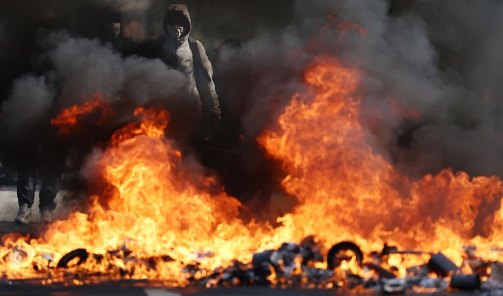 Aktivister har tänt eld på gatorna i Paris. Foto: Tom Nicholson/Getty Images