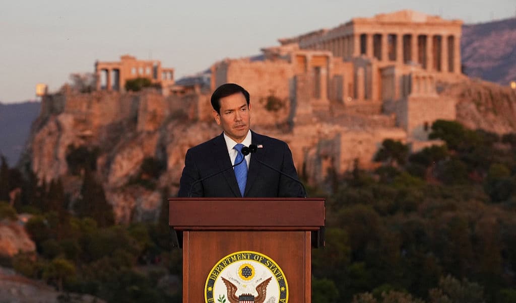 USA:s utrikesminister Marco Rubio talar vid Pnyx i Aten den 7 oktober 2026, med Parthenontemplet på Akropolis i bakgrunden. Foto: Mark Schiefelbein / POOL / AFP via Getty Images)