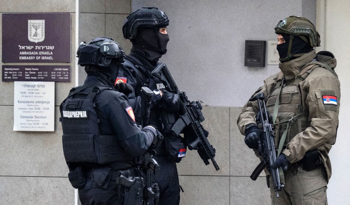 Polis utanför Israels ambassad i Belgrad den 28 oktober efter en knivattack. Foto: Andrej Isakovic/AFP via Getty Images