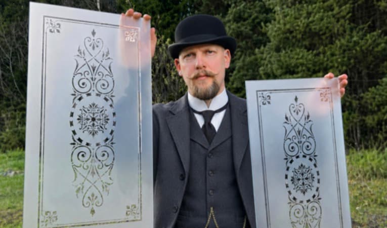 Niklas Lundberg har lämnat sin anställning för att satsa på det egna glasmästeriet. Hans stil präglas av sekelskiftets överdåd och detaljer. Foto: Privat