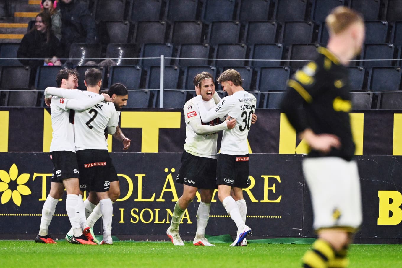 Brommapojkarna har satt punkt för dramat mot AIK genom att göra 6–5 i åttonde övertidsminuten. FOTO: Claudio Bresciani/TT