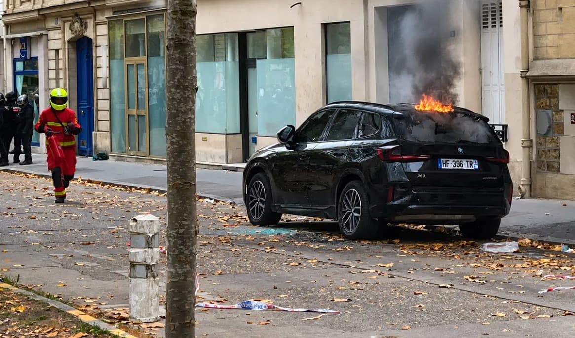 Upploppsmakare har satt eld på en bil på Boulevard des Invalides i Paris den 13 oktober. Foto: Etienne Fauchaire