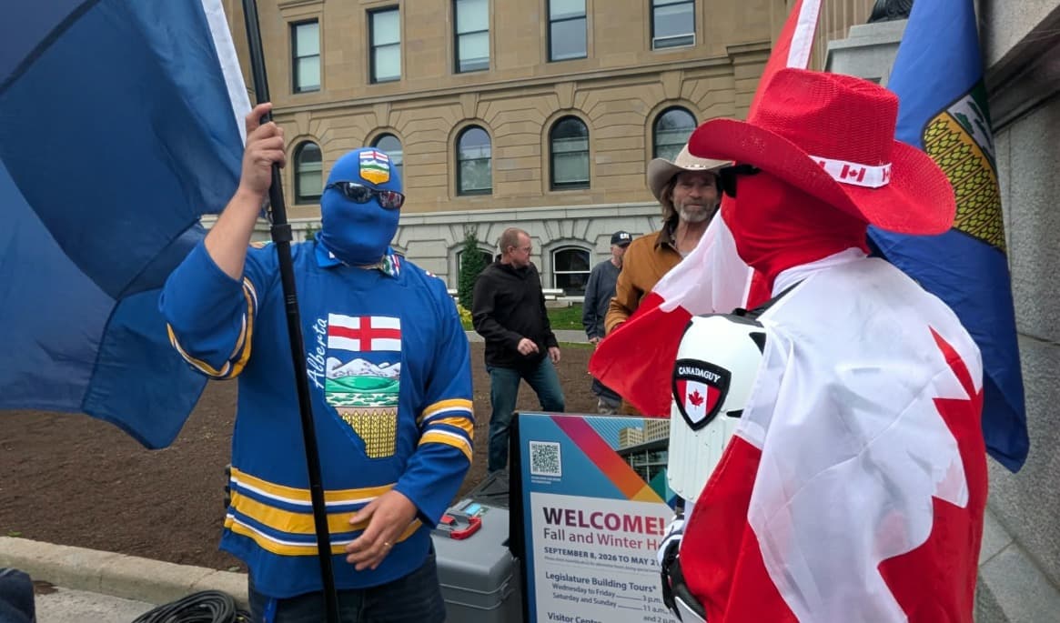 Två män som klätt ut sig till representanter för självständighetssidan och sidan som vill stanna i Kanada, inför folkomröstningen. Foto: Paul Rowan Brian