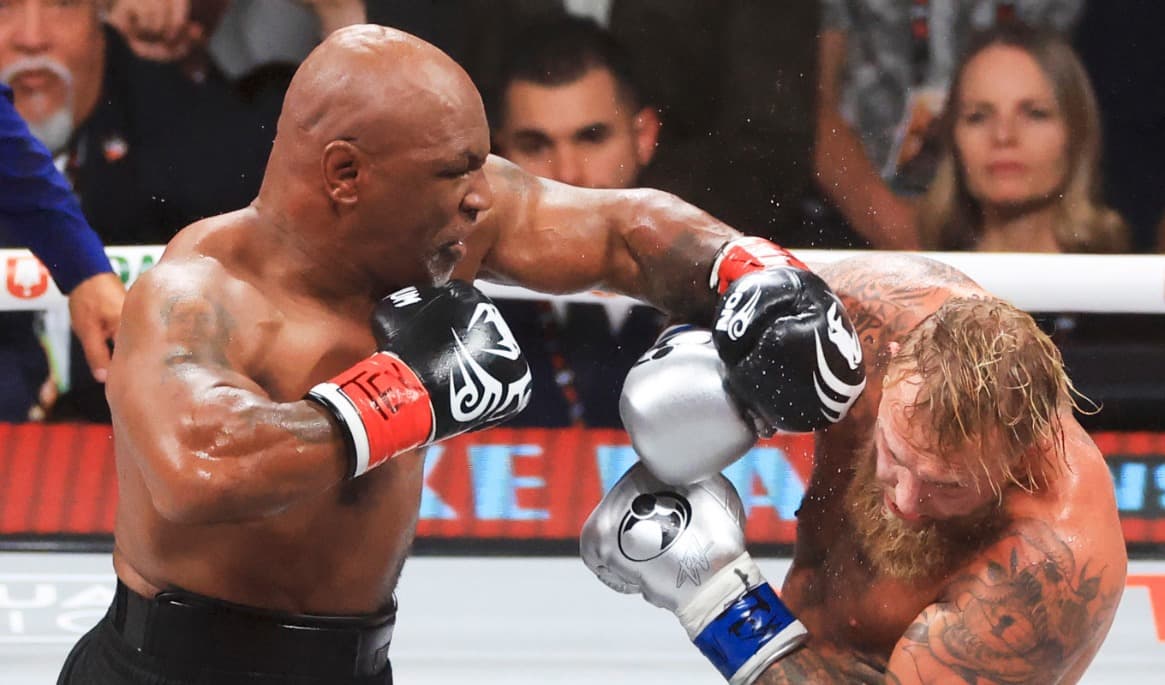 Att åka på en smäll kan vara chockartat, men inte i boxningsringen. Mike Tyson (t.v.) slår till Jake Paul under en tungviktsmatch den 15 november 2024 i Arlington, Texas. Foto: Christian Petersen/Getty Images