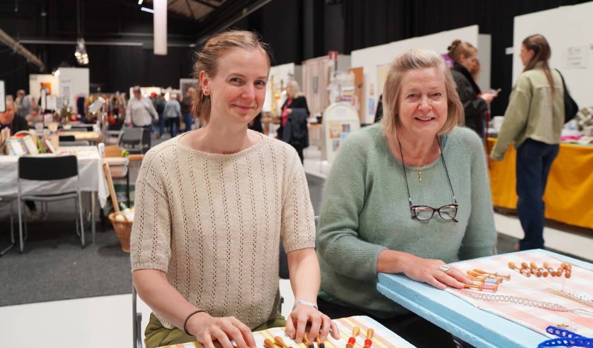 Sigrid Wennstedt och Ingmarie Mellenius gick en sommarkurs i knyppling för omkring 25 år sedan. Foto: Eva Sagerfors