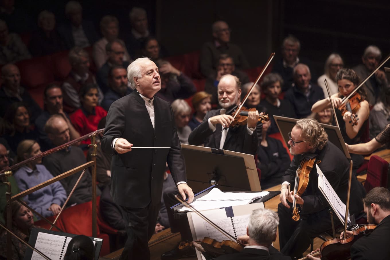 Manfred Honeck i full färd med att locka fram stordåd ur orkestern i sin orkestersvit ur Richard Strauss ”Elektra”. Foto: Nadja Sjöström