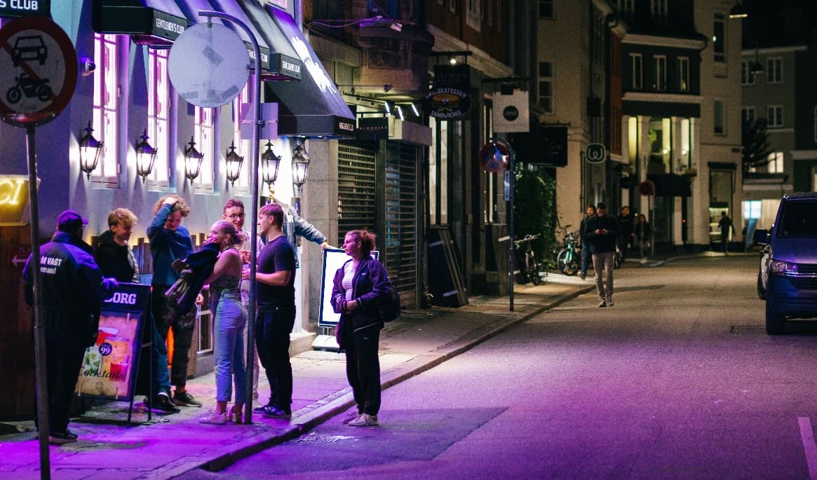 Enligt DO är mörkertalet stort när det gäller diskriminering i krogmiljön. Många anmälningar handlar om personer som stoppas i dörren eller bemöts annorlunda på grund av sin etniska tillhörighet. Foto: Barbaros Kaya / Pexels