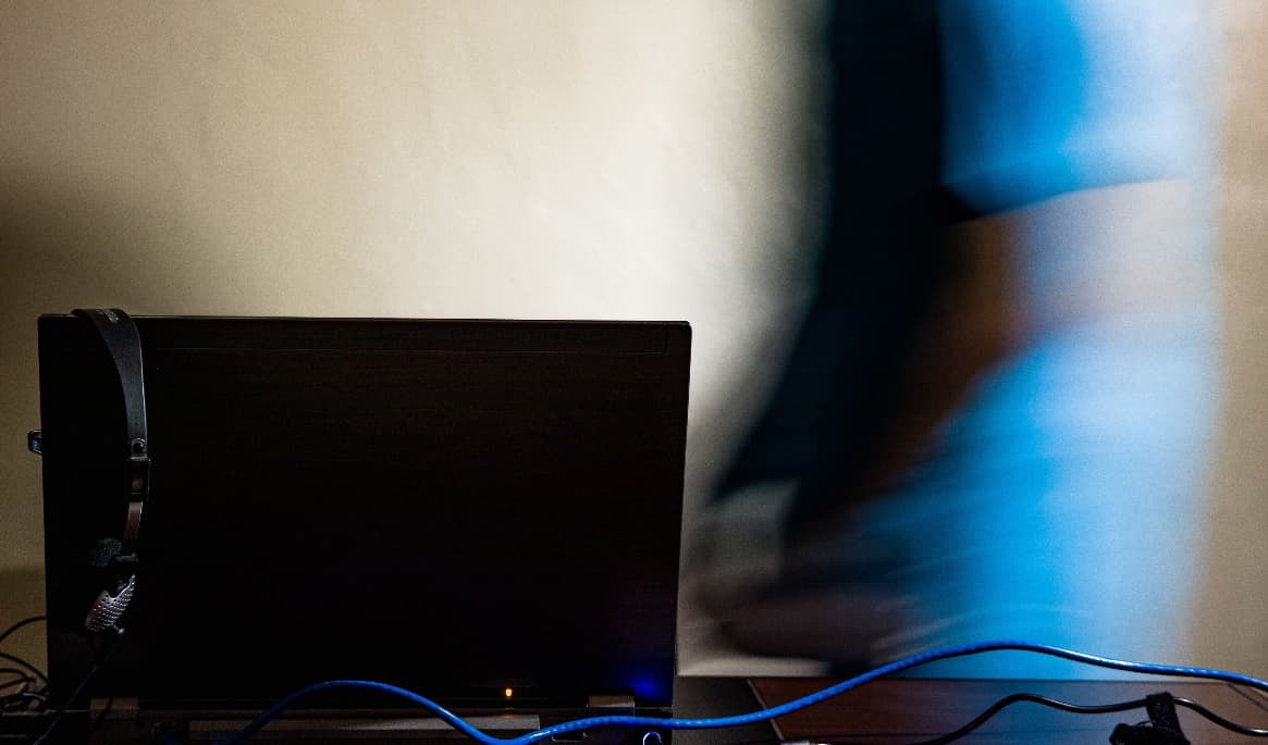 Polisens it-forensiker säkrade totalt 865 filer på mannens beslagtagna dator, hårddisk och mobiltelefon. Bland materialet fanns hundratals bilder och filmer med grova övergrepp på barn. Foto: Ian Panelo/Pexels