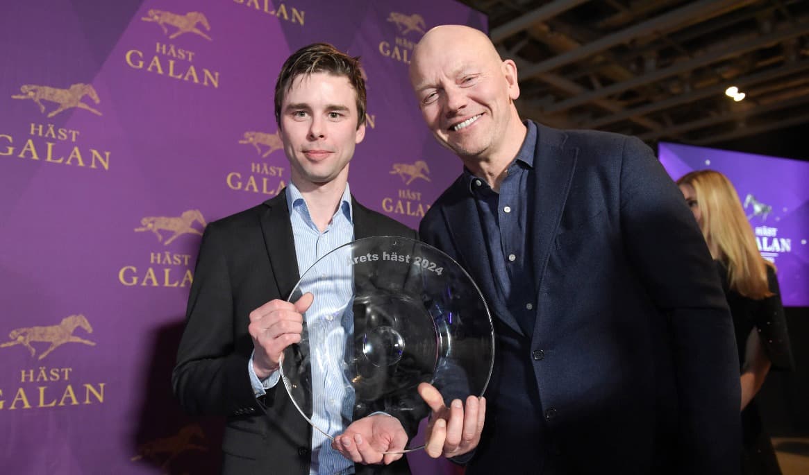Tränaren Daniel Wäjersten och delägaren Mats Sundin tar emot pris på travets ”Hästgala” förra året, då Borups Victory utsågs till ”Årets häst” för 2024 års prestationer. Foto: Lars Jakobsson / TR Bild