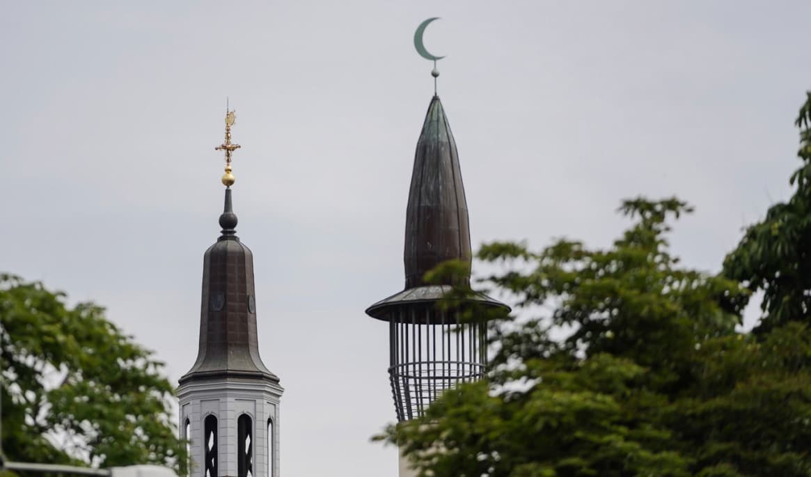 Katarina kyrka och Stockholms moské vid Björns trädgård, Medborgarplatsen i Stockholm. Foto: Stina Stjernkvist/TT