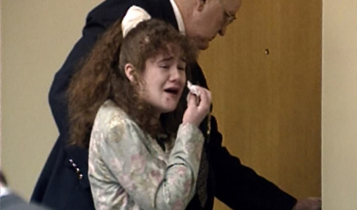 Christa Pike i rättssalen 1996 när hon som 20-åring dömdes till döden för mordet på Colleen Slemmer. Tre decennier senare vårdas hon på fängelseanläggningen efter att ha överlevt två dödliga giftinjektioner. Foto: WBIR-TV via AP/TT