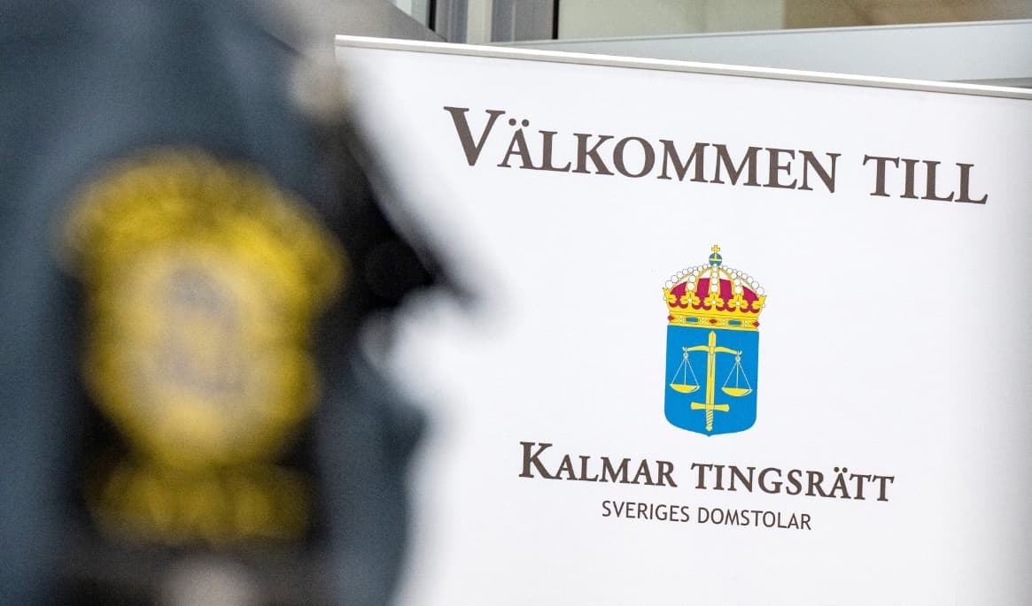 På måndagen hölls häktningsförhandlingar i Kalmar tingsrätt mot den 33-årige man som misstänks för mord och grovt gravfridsbrott. Domstolen beslutade att mannen ska förbli häktad med fulla restriktioner. Foto: Johan Nilsson/TT