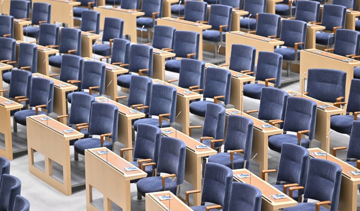 Stolarna i riksdagens plenisal står redo inför det fortsatta parlamentariska arbetet efter valet. Foto: Pontus Lundahl/TT