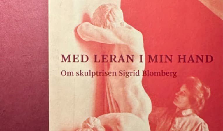 Boken ”Med leran i min hand. Om skulptrisen Sigrid Blomberg” av Berit Linden. Foto: Susanne Willgren Lamm