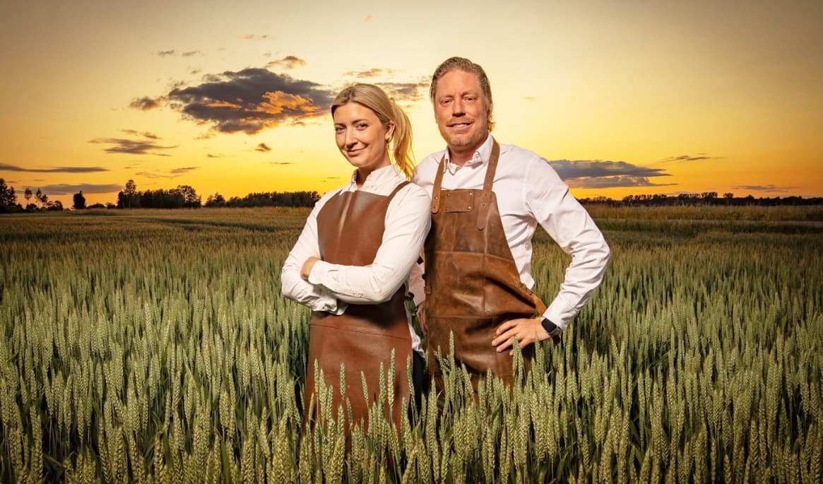 Vinnarna Richard Ström och Evelina Montgomery från Örebro. Richard är fotograf och Evelina har en bakgrund inom lantbruk. Foto: Wilma Ström