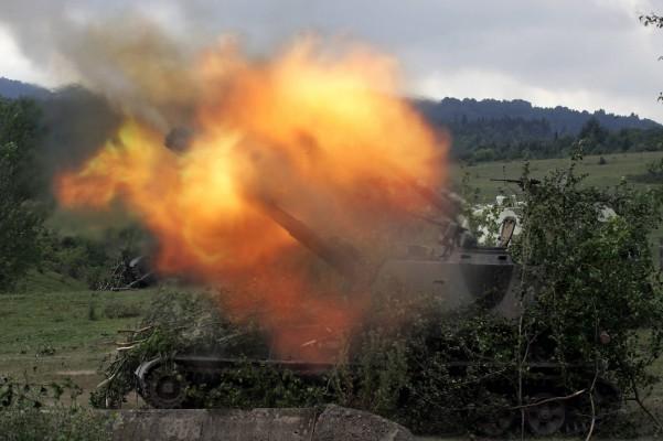 Ryskt artilleri utanför byn Dzhava i Sydossetien öppnar eld mot georgianska trupper den 9 augusti. (Foto: Dmitry Kostyukov/AFP)
