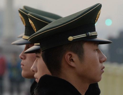 Kinesisk paramilitär polis bevakar Himmelska fridens torg. Epoch Times publicerar i dag ett amerikanskt reportage om hur Kina stjäl och kopierar teknologi från väst, men hur är medvetenheten kring dessa frågor i Sverige? Foto: Mark Ralston /AFP/Getty Images