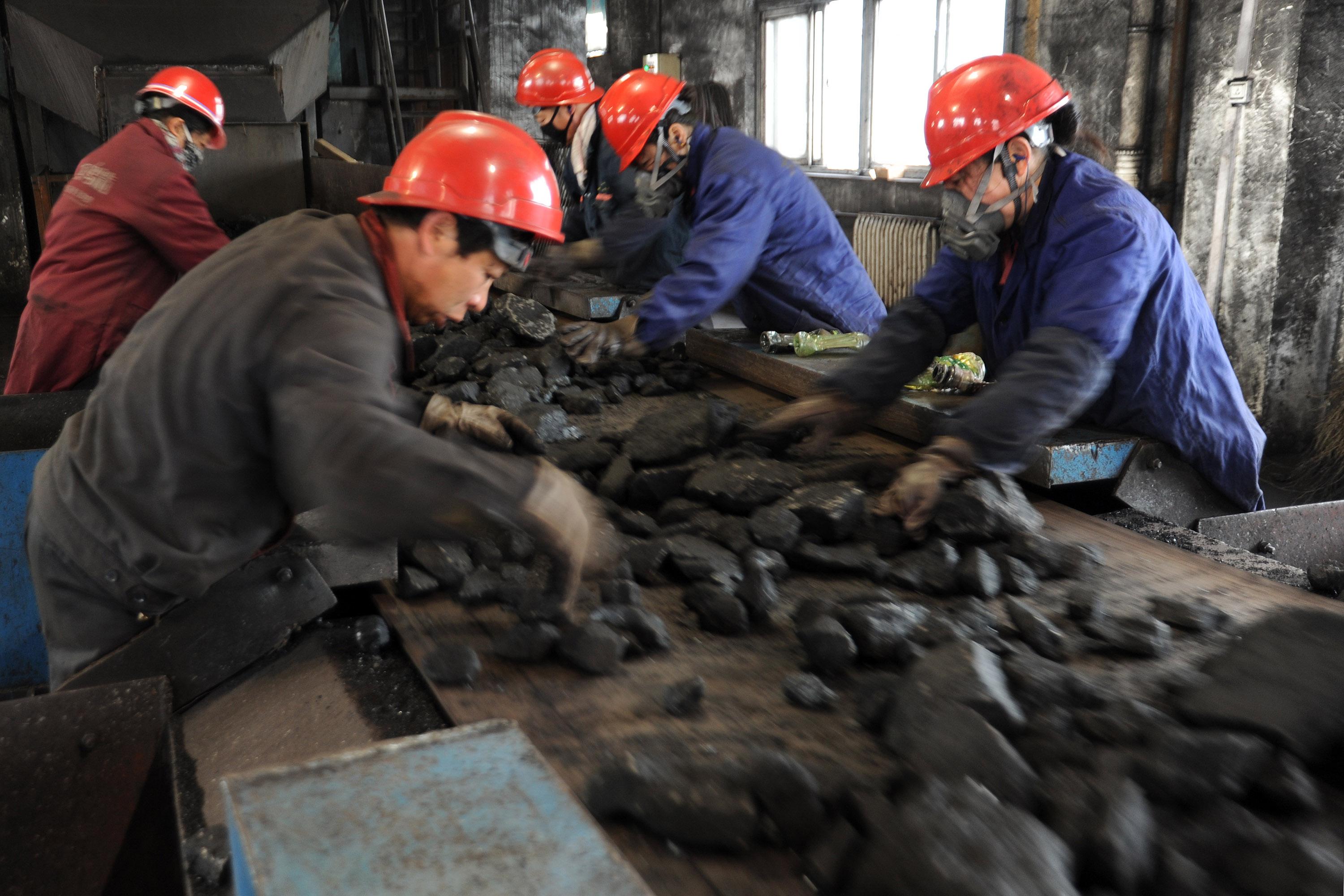 Kolgruvearbetare i Huaibei i Anhuiprovinsen. En kinesisk gruvjätte meddelade stora uppsägningar under helgen, vilket kan öka oron för Kinas sysselsättningssituation. (STR/AFP/Getty Images)