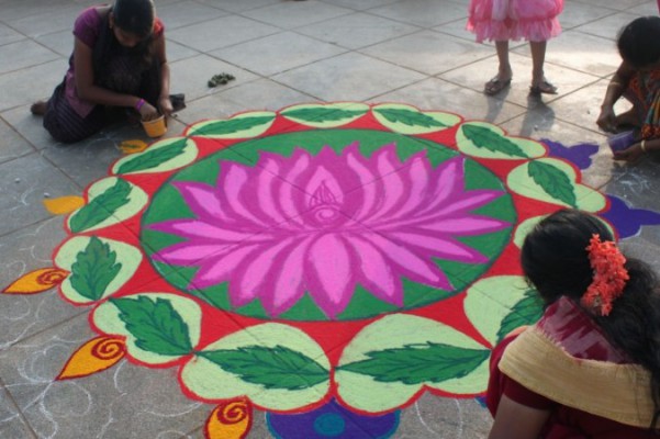 Kvinnor ritar Kolam (Rangoli-mönster) under en tävling på Promenade beach i Pondicherry, Indien. (Foto: Venus Upadhayaya / Epochtimes)
