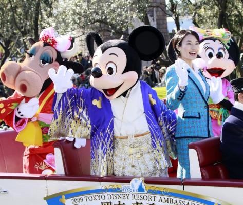 Musse Pigg, en av favoritfigurerna under julens tecknade filmer, deltog med andra Disneyfigurer och ambassadören för Tokyo Disneyland, Makiko Okamoto, i nyårsfirandet på Tokyo Disney Resort den 1 januari 2009. (Foto: Yoshikazu Tsuno/AFP) 
