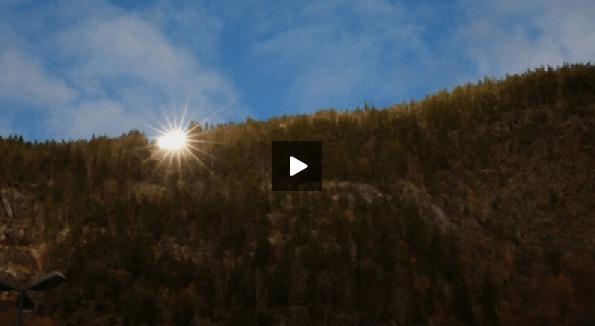 Under vintertid lyser solen med sin frånvaro i en norsk mörk dal, men sedan 30 oktober lyser den upp staden med hjälp av speglar placerade på bergssluttningen. (NTD Television)