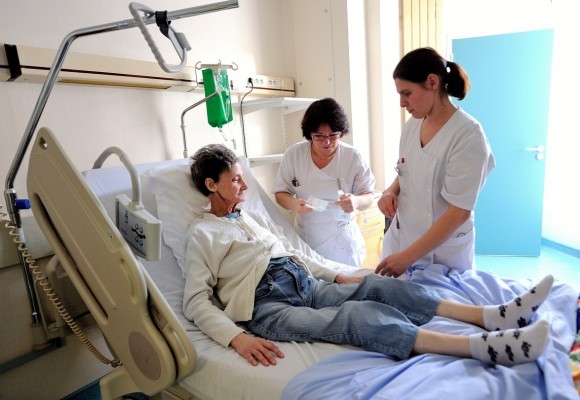 Läkningsprocessen gynnas av bra bemötande inom vården. (Foto: AFP/ Philippe Huguen)