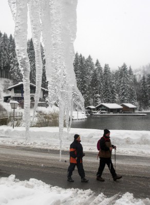 En promenad om dagen motverkar diabetes visar en studie. Här är ett par ute på en promenad i staden Spitzingsee, södra Tyskland, den 22 oktober 2007. (Foto: Oliver Lang/AFP/DDP)
